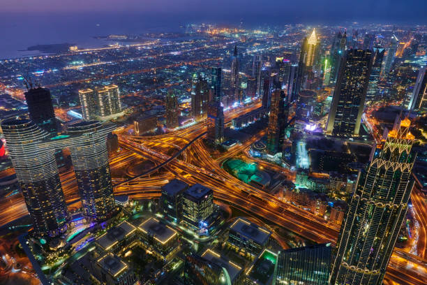 le centre-ville de dubaï - night cityscape dubai long exposure photos et images de collection