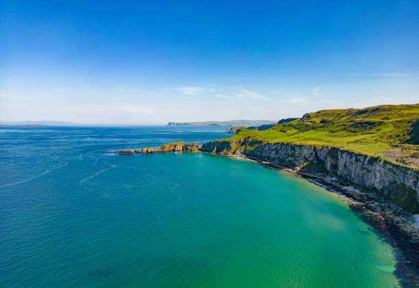 bahía hacia la costa de carrick-a-rede en irlanda del norte - carrick a rede fotografías e imágenes de stock