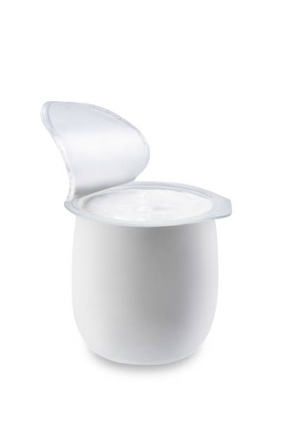 白い断熱された背景にプラスチックカップに入ったヨーグルトのセット - サワークリーム ストックフォトと画像