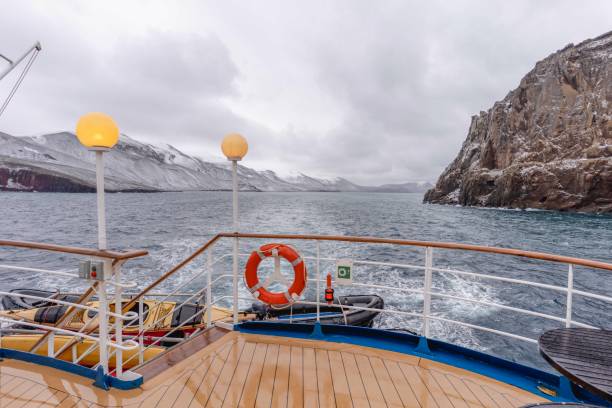 ekspedycja antarktyczna - deception island - whalers bay (szetlandy południowe) wejście do statku wycieczkowego ekspedycja - shetland islands zdjęcia i obrazy z banku zdjęć