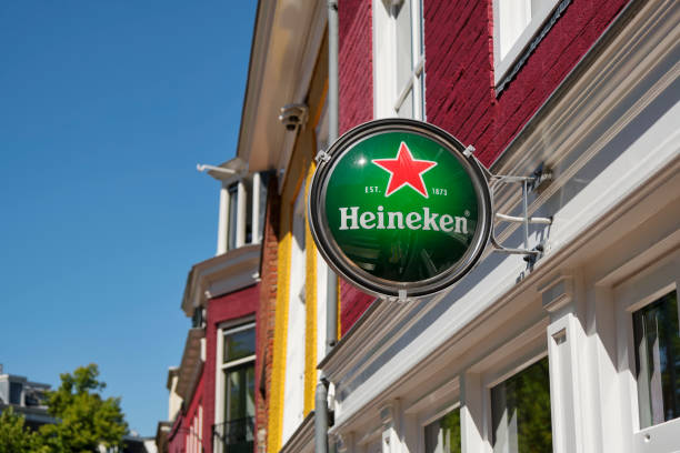 heineken podpisuje się pod pubem w mieście - heineken international zdjęcia i obrazy z banku zdjęć