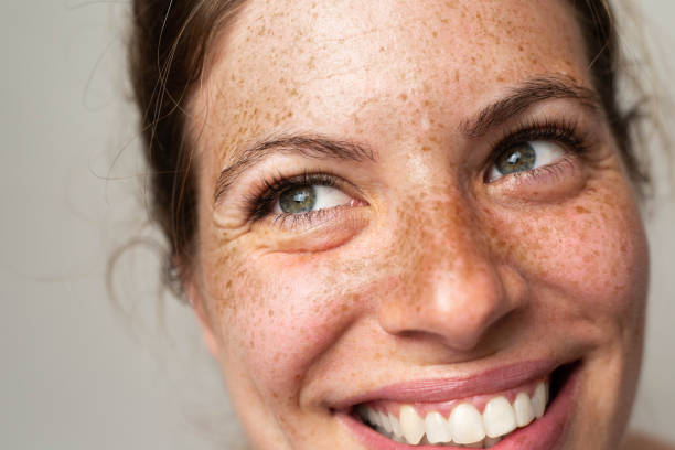 la belleza está en todos.
retrato en primer plano de una mujer con pecas - primer plano fotografías e imágenes de stock