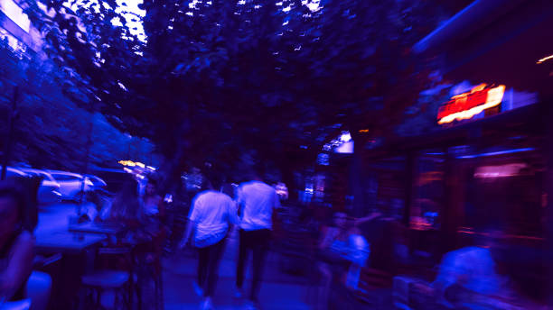 vita notturna sfocata dal movimento a i̇zmir - blurred motion street city life urban scene foto e immagini stock