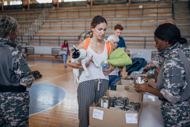 persone che ricevono donazioni - homelessness food in a row people foto e immagini stock