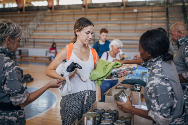 гражданские лица, получающие пожертвования - homelessness food in a row people стоковые фото и изображения