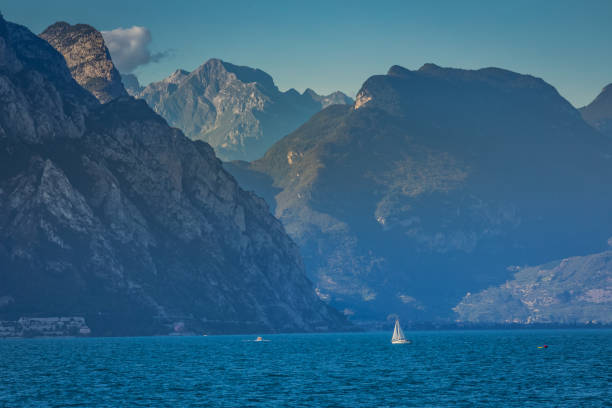 ガルダ湖で一人でセーリングし、リーヴァデルガルダ、イタリア近くの劇的な風景 - lake garda sunset blue nautical vessel ストックフォトと画像