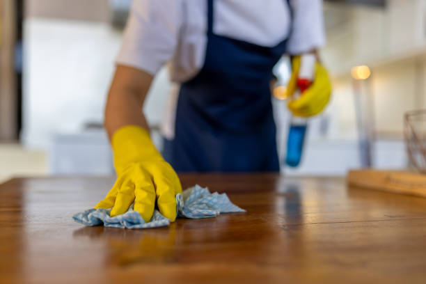 nahaufnahme einer professionellen reinigungskraft, die einen tisch in einem haus reinigt - cleaning house cleaner home interior stock-fotos und bilder