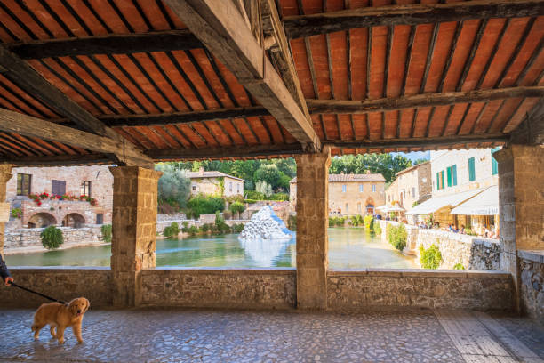 'piazza delle sorgenti' in bagno vignoni, val d'orcia - tuscany - vignoni imagens e fotografias de stock