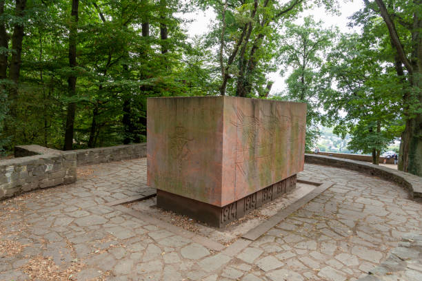 военный мемориал погибшим немецким солдатам в первой мировой войне, на холме нероберг к северу от висбадена. - neroberg стоковые фото и изображения