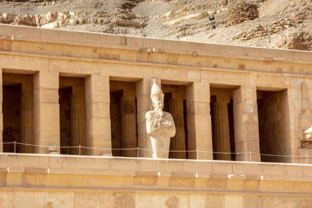 vista do templo de hatshepsut. templo mortuário do faraó da dinastia hatshepsut. jeser-jeseru é uma obra-prima da arquitetura egípcia antiga. o santuário é esculpido nas rochas. - egyptian dynasty - fotografias e filmes do acervo