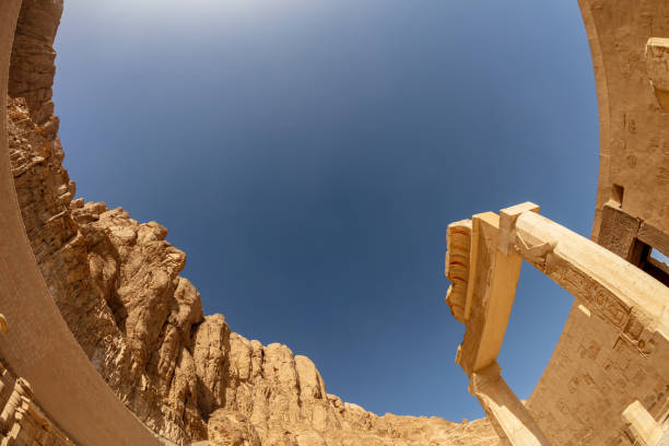 blick auf den tempel der hatschepsut. totentempel des pharaos der hatschepsut-dynastie. jeser-jeseru ist ein meisterwerk der altägyptischen architektur. das heiligtum ist direkt in die felsen gehauen. - egyptian dynasty stock-fotos und bilder