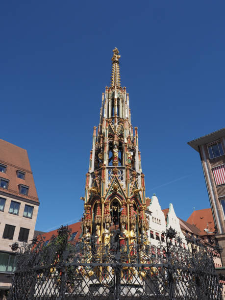 schoener brunnen bella fontana a norimberga - schoner brunnen foto e immagini stock