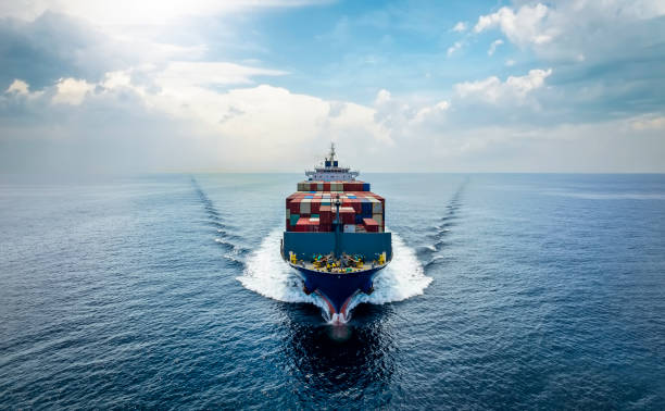 vista frontale aerea di una nave da carico container di medie dimensioni e caricata - blue bulk business cargo container foto e immagini stock