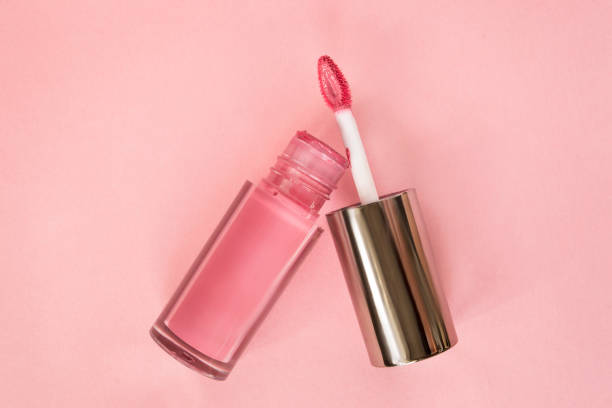 lip gloss on pink background - blush imagens e fotografias de stock