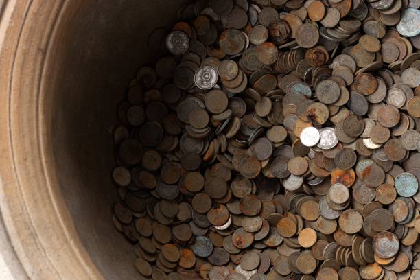古いコインと錆びたコイン - tax collection ストックフォトと画像