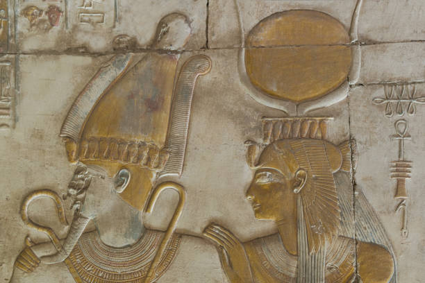 アビドス神殿でオシリスの後ろに立つイシス。エジプト。 - isis ストックフォトと画像