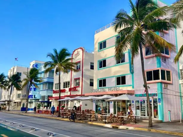 Usa - Miami - ocean drive - the most famous street in South beach. Full of bar and restaurants, set of several movies including scarface, in the evening it is a parade of luxury cars and extravagant people. The houses of ocean drive are in art deco style.