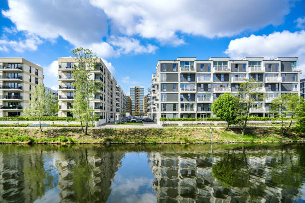 distrito residencial no rio spree em berlim, alemanha - berlin germany house spree river urban scene - fotografias e filmes do acervo