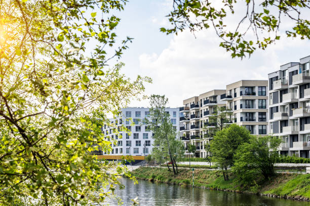 жилой район на реке шпрее в берлине, германия - berlin kreuzberg фотографии стоковые фото и изображения