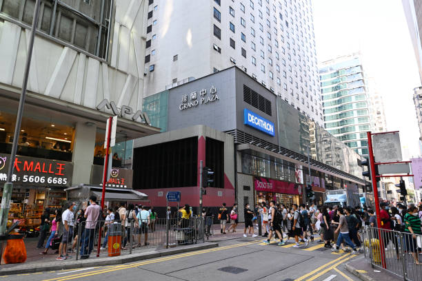 grand plaza a mong kok, hong kong - electronic billboard billboard sign arranging foto e immagini stock