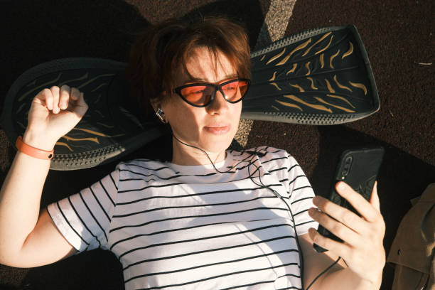 istock Relaxing middle age female skateboarder 1417894855