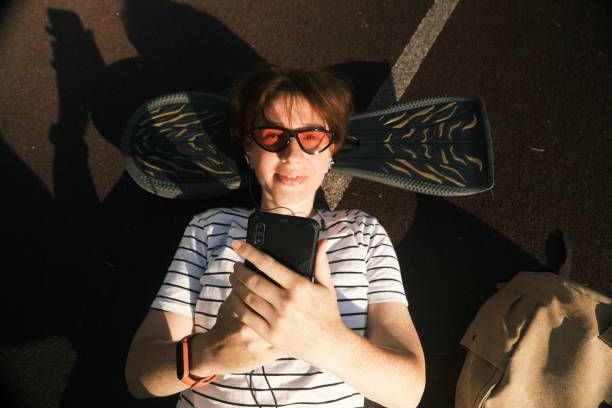 istock Relaxing middle age female skateboarder 1417895033