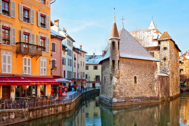 famoso pueblo de annecy, alta saboya, alpes del ródano, francia - rhone bridge fotografías e imágenes de stock