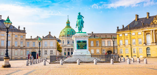 panorama del palazzo di amalienborg e della piazza della città, città vecchia di copenaghen - denmark danish culture copenhagen sculpture foto e immagini stock