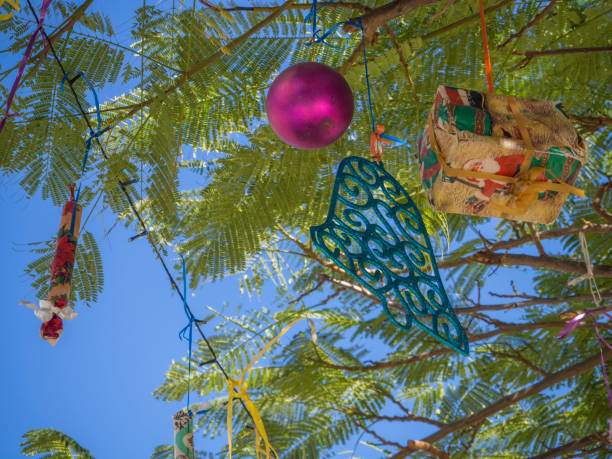 alberi di natale estivi. palme tropicali decorate con ornamenti colorati e decorazioni per le vacanze. palline rosa e confezione regalo, tenerife, isole canarie - christmas palm tree island christmas lights foto e immagini stock