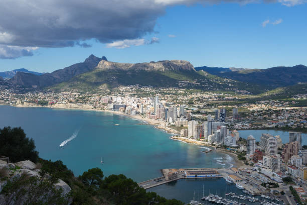 città costiera di calpe e il mar mediterraneo in spagna - benidorm alicante spain headland foto e immagini stock