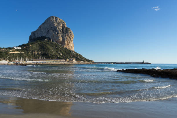 spiaggia di sabbia e blu del mar mediterraneo a calpe - benidorm alicante spain headland foto e immagini stock