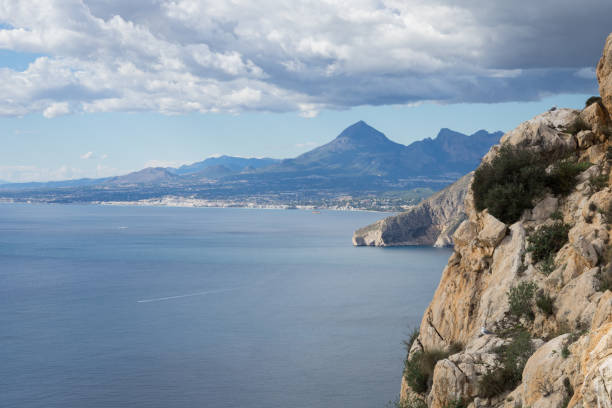 scogliere e montagne sulla costa mediterranea in spagna - benidorm alicante spain headland foto e immagini stock