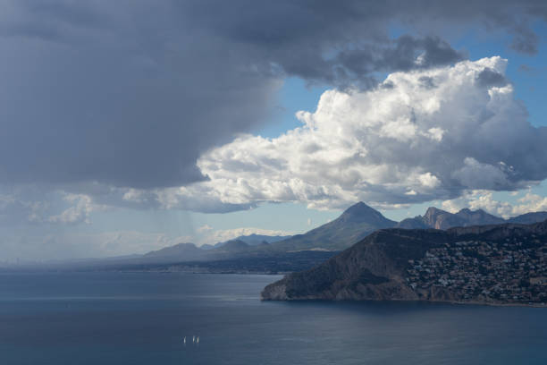 cielo drammatico e nuvole di pioggia sulla costa mediterranea in spagna - benidorm alicante spain headland foto e immagini stock