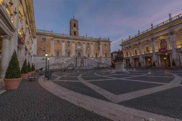 campidoglio una piazza pubblica a roma in ora blu - fontana della dea roma foto e immagini stock