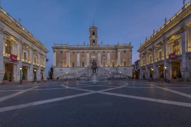 il campidoglio, una piazza di michelangelo nel centro di roma, italia - fontana della dea roma foto e immagini stock