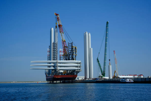 クレーンとヘリポートを備えた大型の洋上船がロッテルダムの港に係留されています。洋上風力発電業界で使用するためのジャッキアップ船 - klaipeda ストックフォトと画像