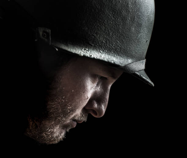 soldado con casco militar - low key lighting flash fotografías e imágenes de stock