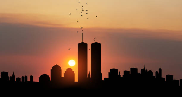 new yorker skyline-silhouette mit twin towers und vögeln, die bei sonnenuntergang wie seelen hochfliegen. banner des american patriot day. - twin towers manhattan stock-fotos und bilder