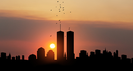 Silueta del horizonte de Nueva York con Torres Gemelas y pájaros volando como almas al atardecer. Bandera del Día del Patriota Americano. photo