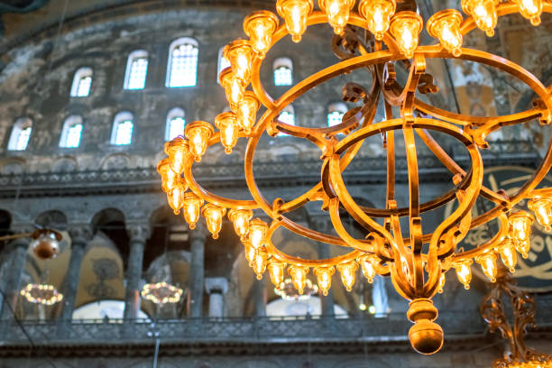 interior de la gran mezquita de santa sofía (ayasofya-i kebir cami-i şerifi) con hermosas lámparas de araña, estambul turquía - byzantine aya sofya light lighting equipment fotografías e imágenes de stock