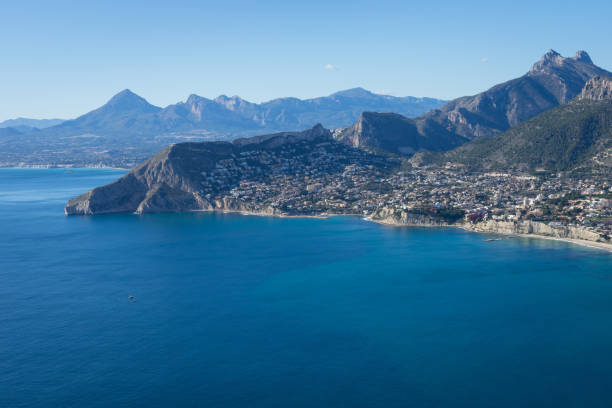 blu del mediterraneo e montagne sulla costa blanca - benidorm alicante spain headland foto e immagini stock