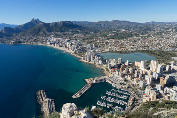 città costiera di calpe e porto turistico sulla costa mediterranea - benidorm alicante spain headland foto e immagini stock