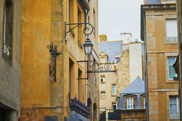 straße von saint-malo intra-muros in der bretagne, frankreich - intra coastal stock-fotos und bilder