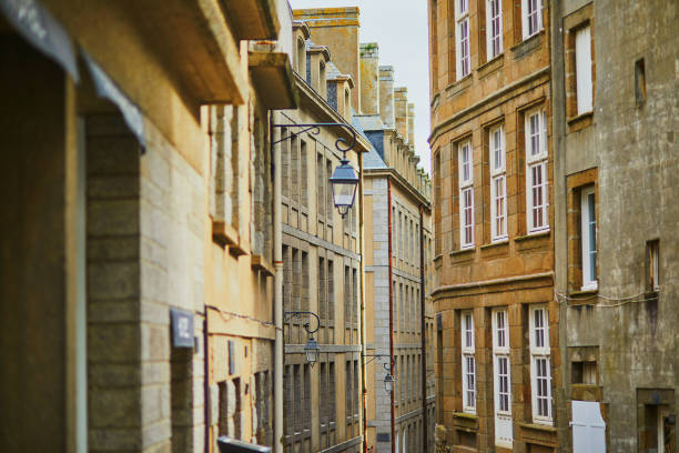 street of saint-malo intra-muros in brittany, france - intra coastal imagens e fotografias de stock