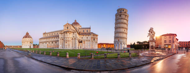 la torre pendente di pisa a pisa, italia al crepuscolo - piazza dei miracoli pisa italy tuscany foto e immagini stock