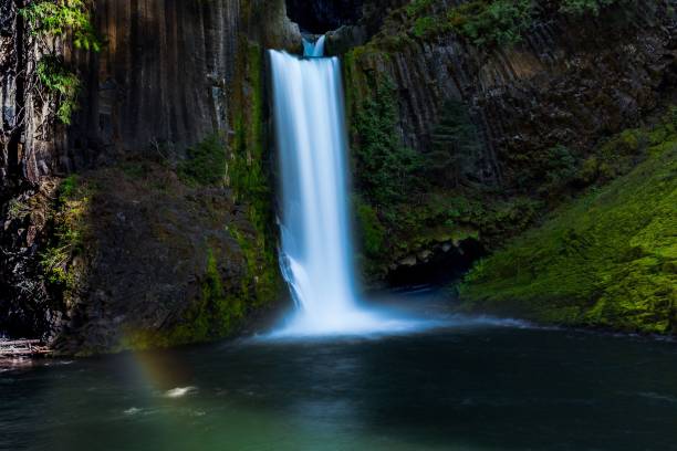 impresionante vista de una cascada en el noroeste del pacífico de los ee. uu. - northwest frontier fotografías e imágenes de stock