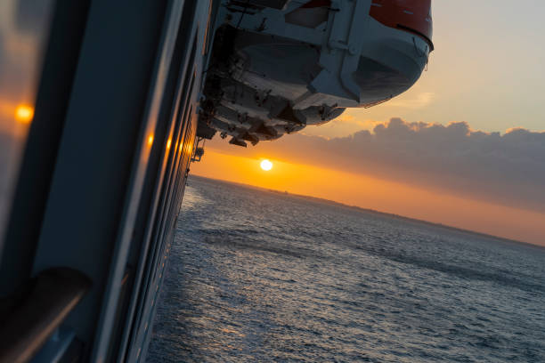 puesta de sol desde un crucero - p and o cruises fotografías e imágenes de stock