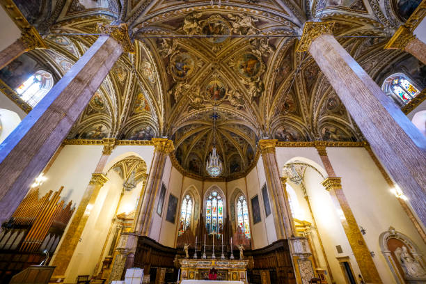 la magnifique voûte décorée de fresques à l’intérieur de la cathédrale de san lorenzo dans le cœur médiéval de pérouse en ombrie - apse photos et images de collection