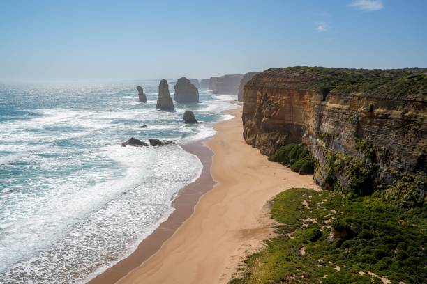 widok morza z lotu ptaka otoczony klifami w australii - twelve apostles zdjęcia i obrazy z banku zdjęć