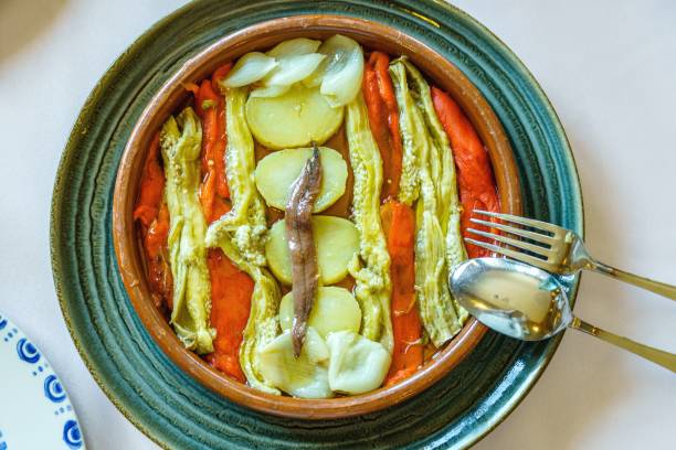 escalivada o escalibada, espencat è un piatto tipico della catalogna, valencia. verdure che vengono arrostite intere e poi tagliate a listarelle e servite condite. melanzane, peperoni, cipolla, acciughe - pepper bell pepper portion vegetable foto e immagini stock